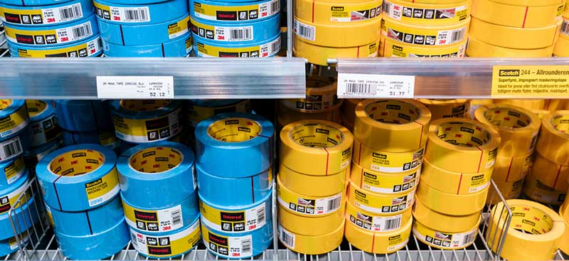 Bugnende varehyller med tape i Mal Proff Varehyller med tape i Mal Proff som ikke er tomme